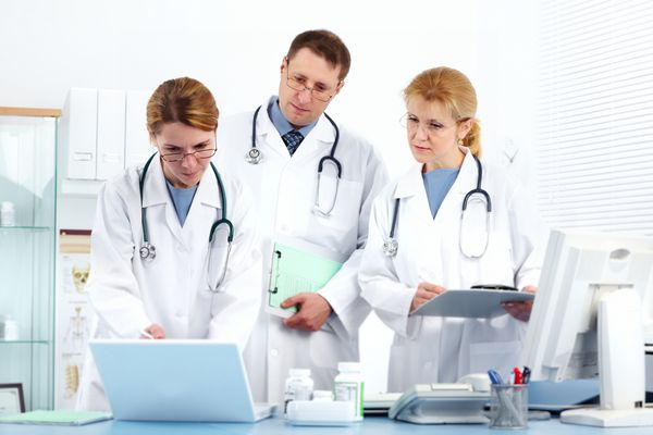 گروهی از پزشکان در کلینیک مراقبت های بهداشتی