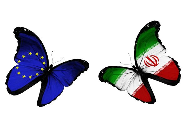 مفهوم - دو پروانه با پرچم ایران اتحادیه اروپا و اندونزی در اهتزاز