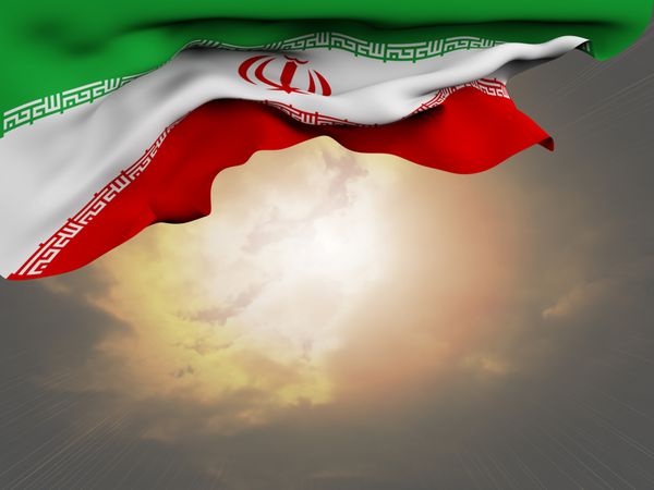 پرچم ایران در اهتزاز و اهتزاز بر روی خورشید تماشایی که از پس زمینه ابرها می درخشد
