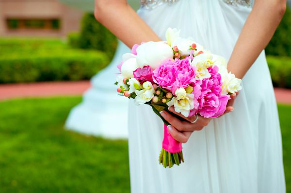 دسته گل عروسی زیبا در دست عروس پیونی فریزیا رز توت