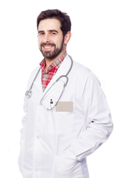 پرتره یک پزشک مرد خندان جدا شده در زمینه سفید