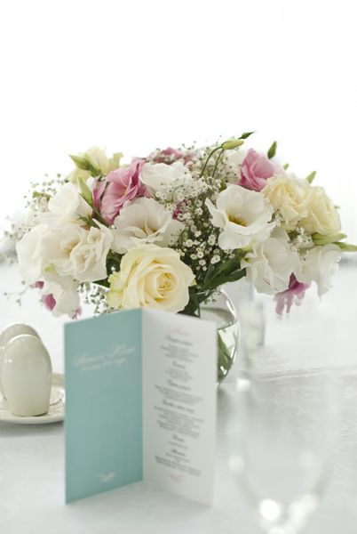کارت منو با گل های زیبا روی میز در روز عروسی