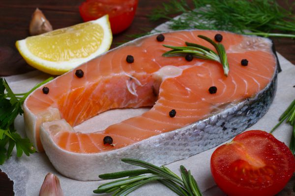 استیک فیله ماهی سالمون تازه با گیاهان معطر ادویه جات ترشی جات