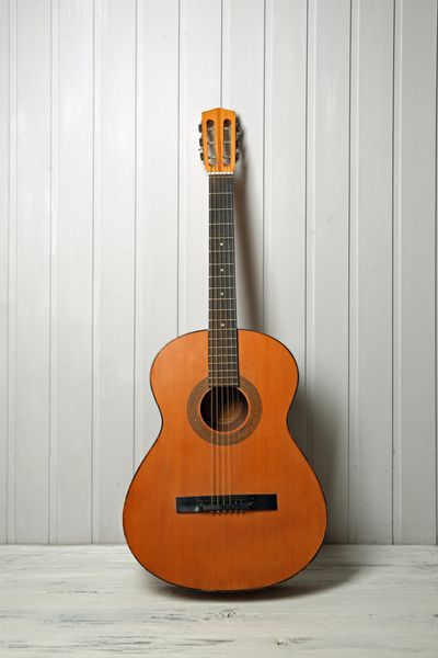 گیتار کلاسیک در زمینه چوبی