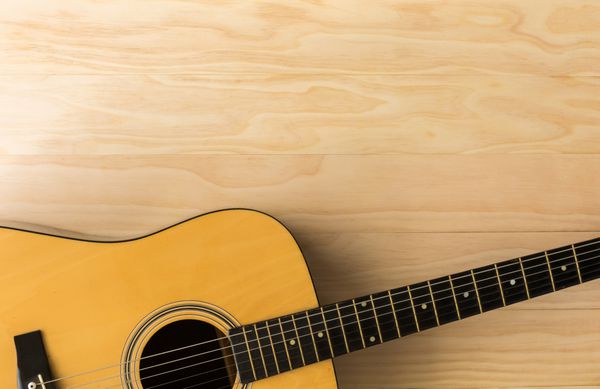 گیتار آکوستیک در زمینه چوبی