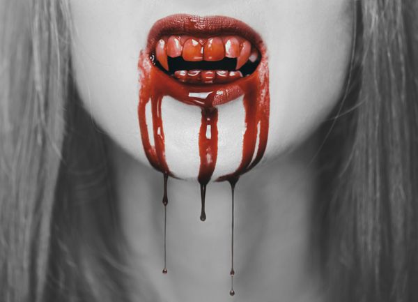 زن خون آشام شبح وار نمای نزدیک از دهان با دندان هایی در خون قرمز تم هالووین یا ترسناک تصویر سیاه و سفید با عناصر قرمز