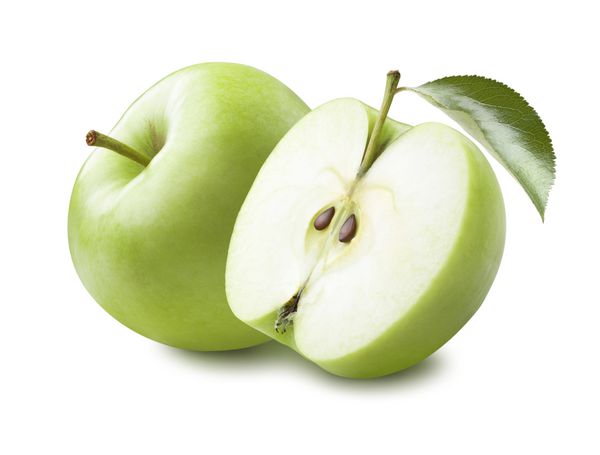 سیب سبز کامل و نیمی با برگ جدا شده در زمینه سفید به عنوان عنصر طراحی بسته
