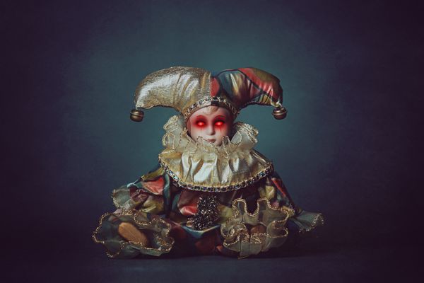 عروسک دلقک ترسناک با چشمان شیطانی وحشت و هالووین