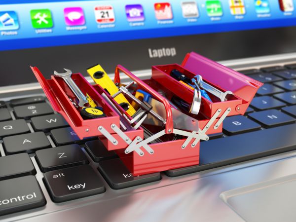 لپ تاپ و جعبه ابزار با ابزار پشتیبانی آنلاین 3 بعدی