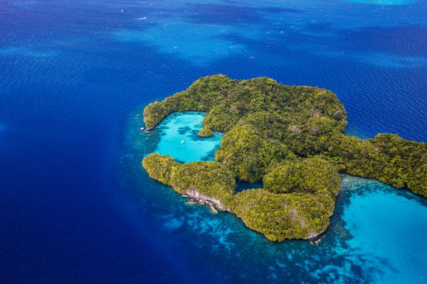 نمایی زیبا از جزایر استوایی پالائو و اقیانوس آرام از بالا