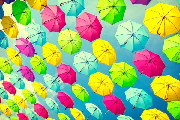 پس زمینه چترهای رنگارنگ چترهای رنگارنگ دکوراسیون خیابان شهری آویزان کردن چترهای رنگارنگ بر فراز آسمان آبی پس زمینه رنگ های روشن
