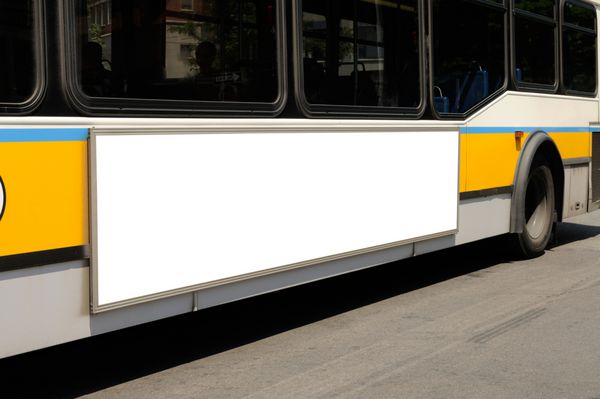 نمای نزدیک بیلبورد در کنار اتوبوس تبلیغات در فضای باز