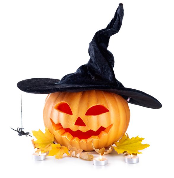 فانوس جک سر کدو تنبل هالووین با شمع های سوزان جدا شده در پس زمینه سفید طراحی هنری تعطیلات هالووین جشن کدو تنبل حک شده هالووین در کلاه جادوگر با یک عنکبوت
