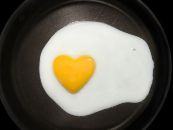 زرده تخم مرغ به شکل قلب در تابه