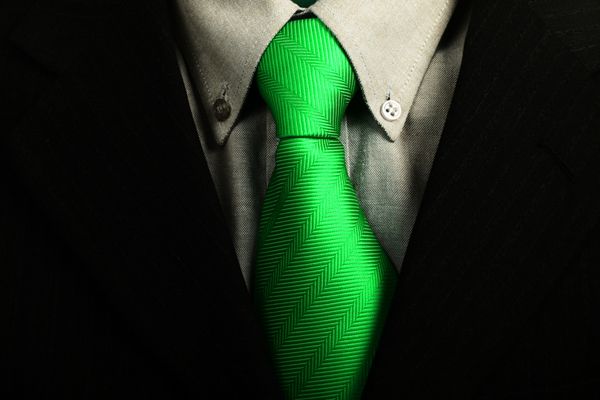 جزئیات کت و شلوار مرد تجاری با کراوات سبز