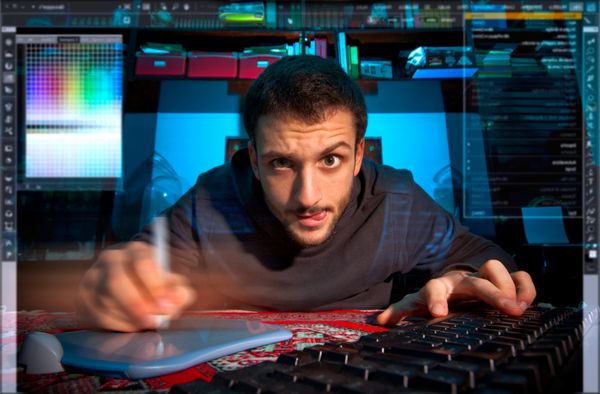 یک پسر قلابی که به نرم افزارهای کامپیوتری گرافیکی معتاد است دیدگاه پشت صفحه نمایش