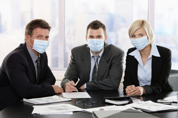 افراد تجاری که از ویروس آنفولانزای h1n1 می ترسند هنگام ملاقات در دفتر از ماسک محافظ F استفاده می کنند