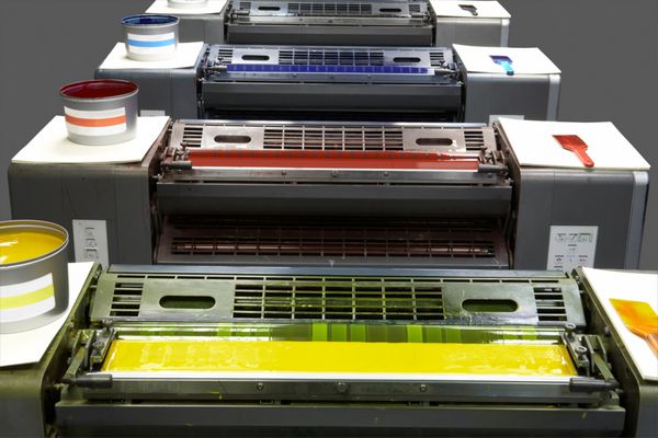 واحدهای جوهر چاپگر دارای 4 رنگ جدا شده در مسیرهای برش خاکستری