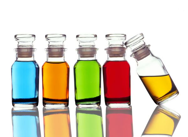 بطری های داروخانه با فرمت افقی مایع رنگی با بازتاب مفهوم معده مولکولی یا رایحه درمانی