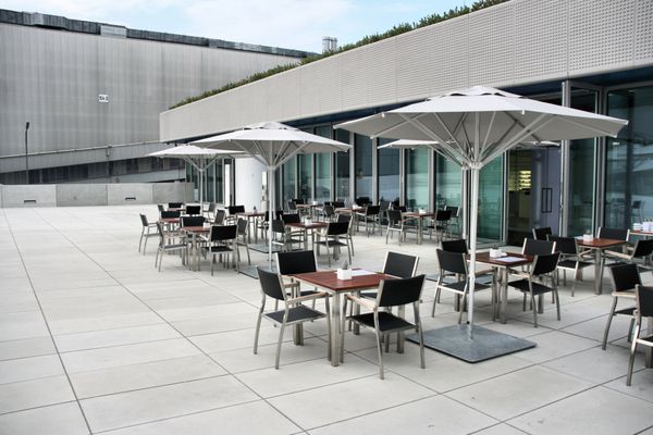 معماری مدرن - میزهای شیک کافه یا رستوران در فضای باز در مونیخ آلمان
