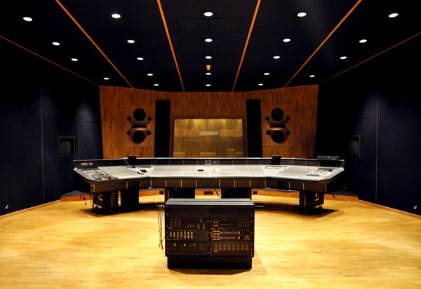 فضای داخلی میز کنترل استودیو ضبط