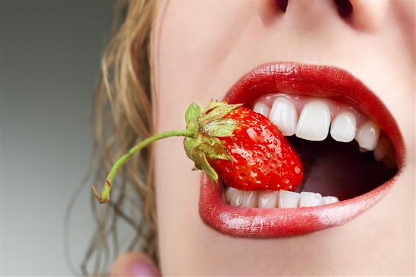 دهان زن با توت فرنگی قرمز