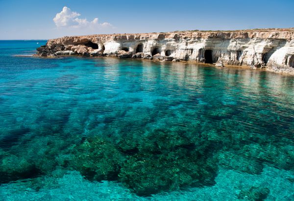 غارهای دریایی در نزدیکی دماغه گرکو دریای مدیترانه