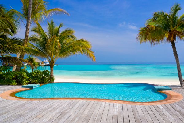 استخر در ساحل استوایی - پس زمینه تعطیلات