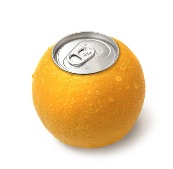 تصویر مفهومی کنسرو شده آب پرتقال تازه در پس زمینه سفید جدا شده است