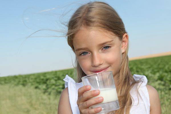 نمای نزدیک از دختر بچه در حال نوشیدن شیر
