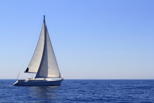 قایق بادبانی زیبا بادبانی افق اقیانوس آبی دریای مدیترانه