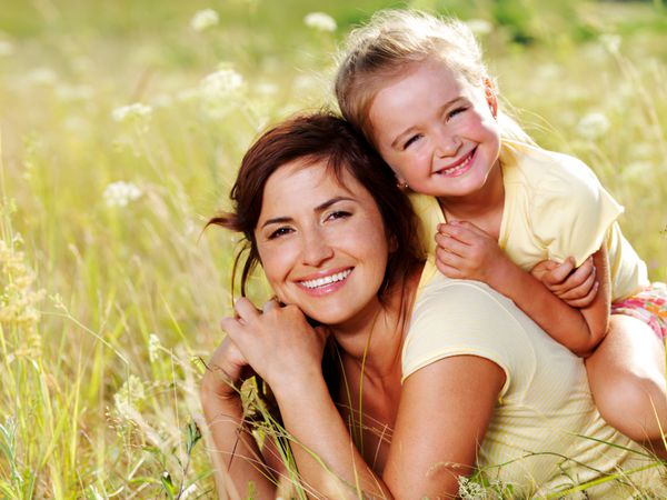 مادر و دختر کوچک خندان در طبیعت افراد شاد در فضای باز