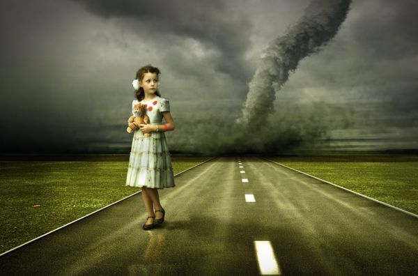 گردباد بزرگ دختر کوچک بر فراز جاده ترکیب پو و عناصر طراحی دستی دانه و بافت اضافه شده است 