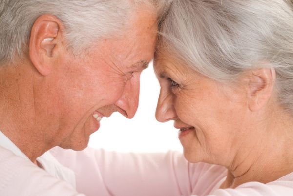 زن و شوهر سالخورده با هم در پس زمینه سفید