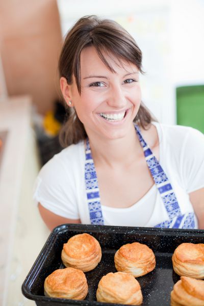 زنان سینی با شیرینی های خوشمزه در دست دارند