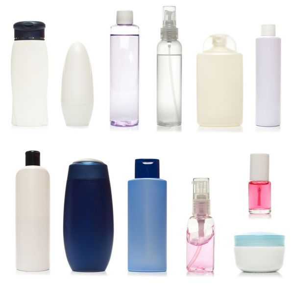 مجموعه ای از بطری های پلاستیکی محصولات مراقبت از بدن و زیبایی