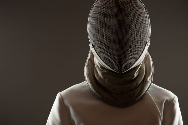 پرتره استودیویی از ورزشکار شمشیربازی که ماسک محافظ f پوشیده است کپی sp