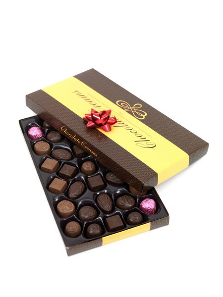 جعبه هدیه شکلاتی ایزوله شده در برابر پس زمینه سفید