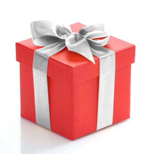 جعبه هدیه قرمز تک رنگ با روبان نقره ای در پس زمینه سفید