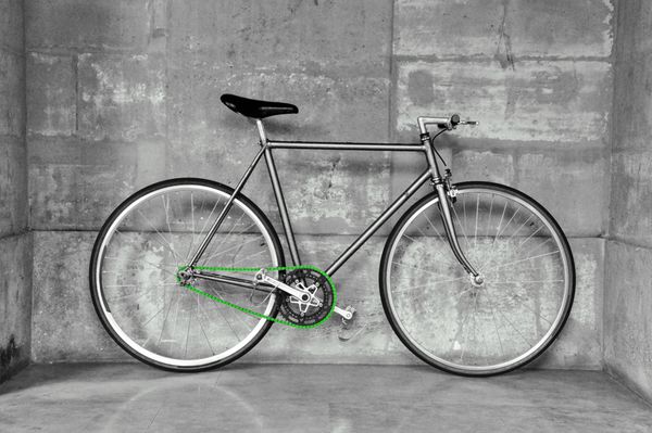 یک دوچرخه دنده ثابت که فیکس نیز نامیده می شود سیاه و سفید با زنجیر سبز