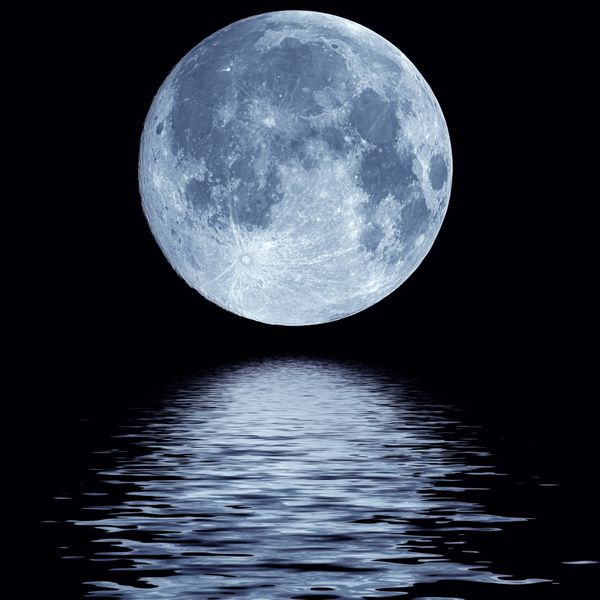 ماه آبی کامل روی آب سرد شب