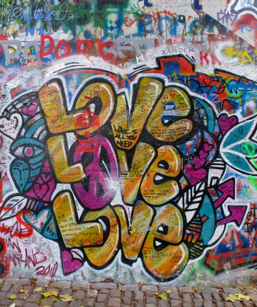 پراگ جمهوری چک - 21 اکتبر دیوار لنون از دهه 1980 مملو از گرافیتی های الهام گرفته از جان لنون و قطعاتی از اشعار از آهنگ های بیتلز در 21 اکتبر 2010 در پراگ جمهوری چک