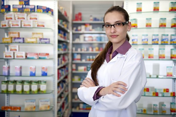 صاحب کسب و کار کوچک پرتره یک داروساز زن در داروخانه