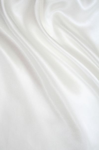 ابریشم سفید ظریف صاف می تواند به عنوان پس زمینه عروسی استفاده شود