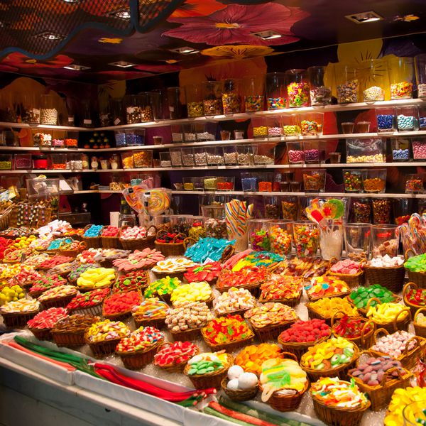 انتخاب زیادی از شیرینی ها در یک شیرینی فروشی