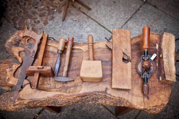 ابزارهای نجار قدیمی روی یک میز روستایی