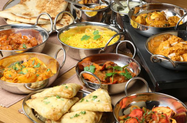 انتخاب غذاهای هندی از جمله کاری برنج سمبوسه و نان نان