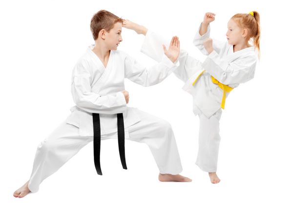 کودکان کاراته تمرین می کنند جدا شده روی سفید