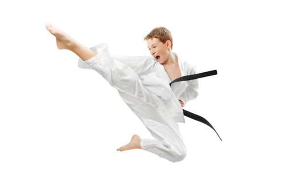 پسر جوان تمرین کاراته جدا شده در زمینه سفید