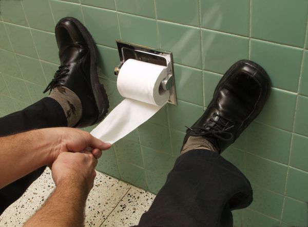 دست در حال کشیدن دستمال توالت